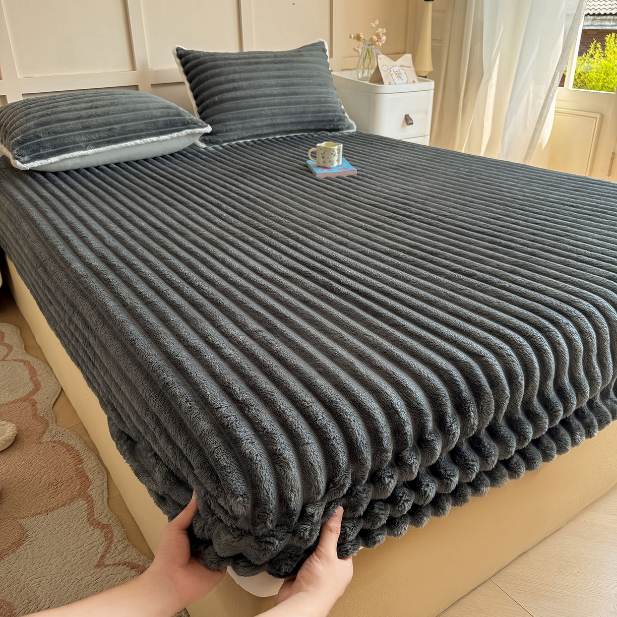 91家纺网 家纺一手货源 找家纺 眠势力 2025新款兔兔绒抽条印花床笠款四件套冬季兔绒加绒保暖四件套 高级灰