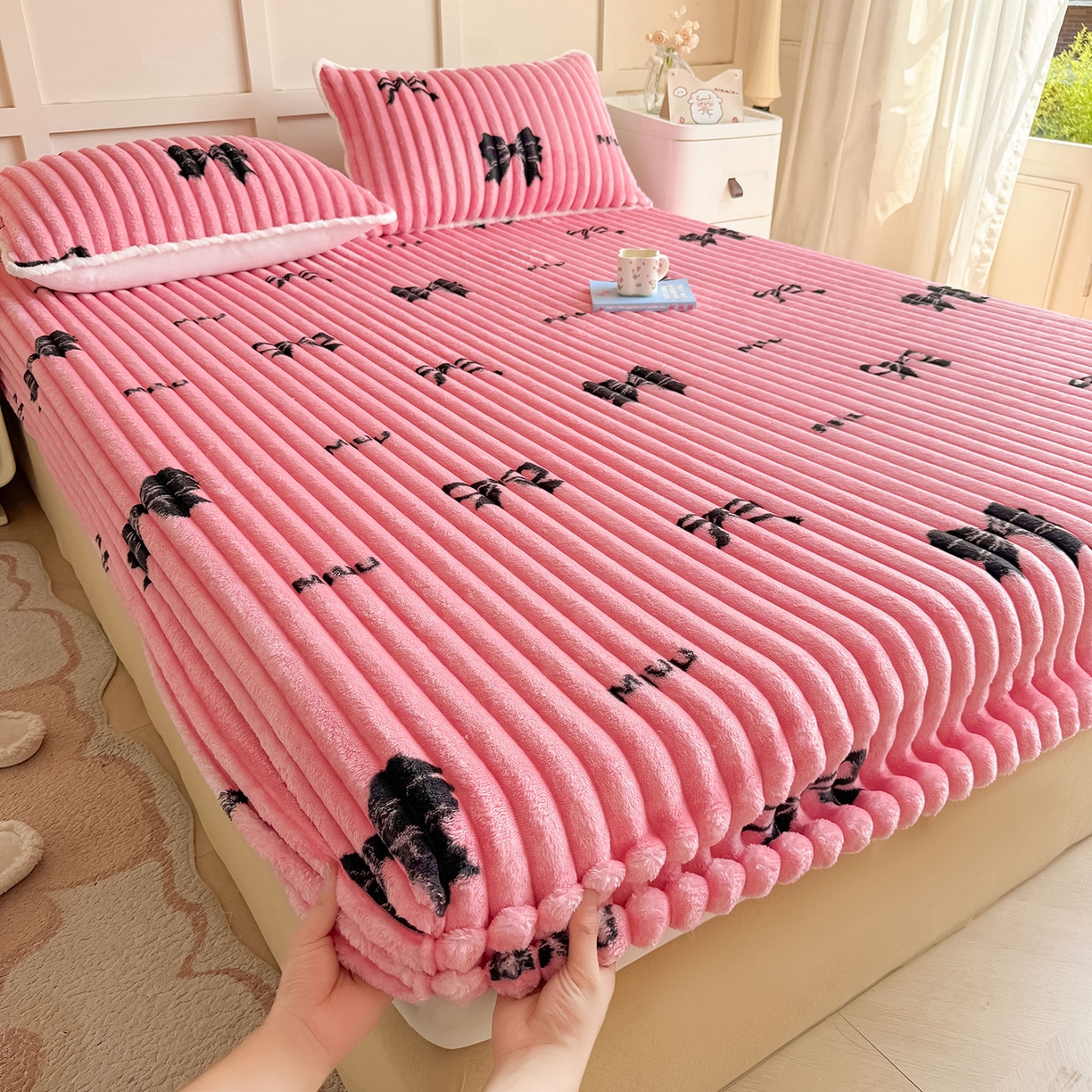 91家纺网 家纺一手货源 找家纺 眠势力 2025新款兔兔绒抽条印花床笠款四件套冬季兔绒加绒保暖四件套 粉色记忆