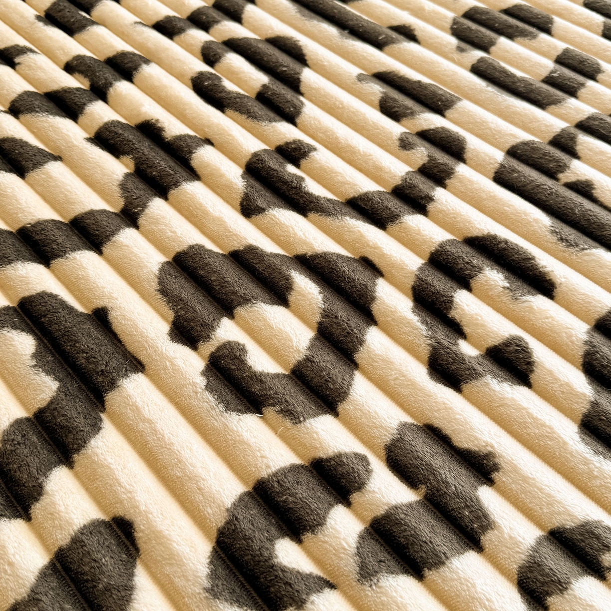 91家纺网 家纺一手货源 找家纺 眠势力 2025新款兔兔绒抽条印花床笠款四件套冬季兔绒加绒保暖四件套 豹纹KT