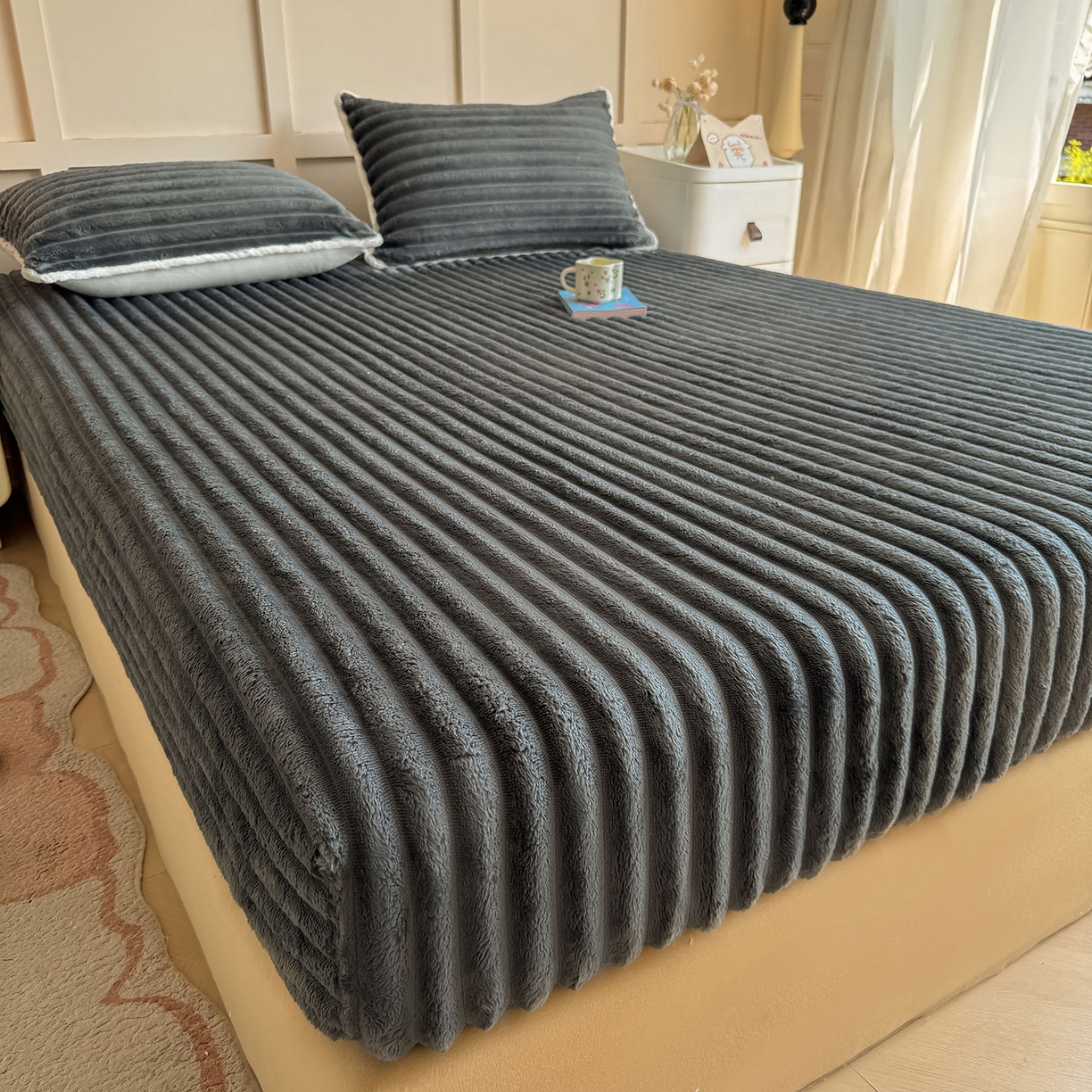 91家纺网 家纺一手货源 找家纺 眠势力 2025新款兔兔绒抽条印花床笠款四件套冬季兔绒加绒保暖四件套 高级灰