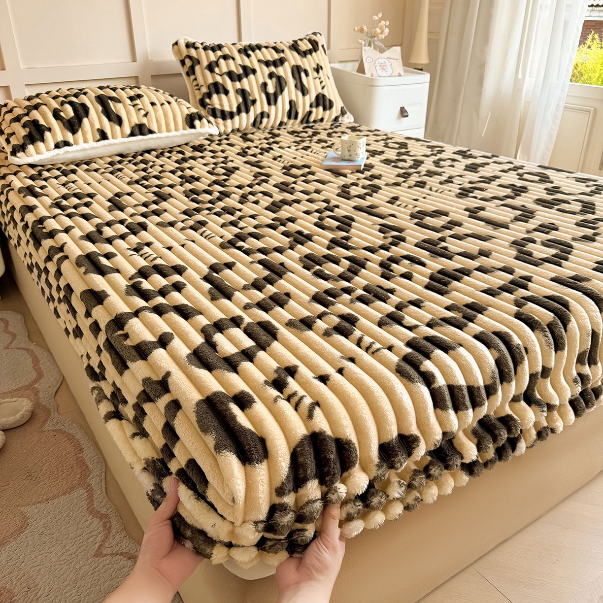 91家纺网 家纺一手货源 找家纺 眠势力 2025新款兔兔绒抽条印花床笠款四件套冬季兔绒加绒保暖四件套 豹纹KT