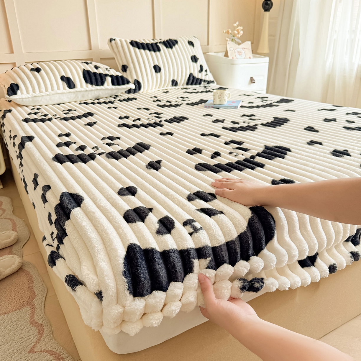 91家纺网 家纺一手货源 找家纺 眠势力 2025新款兔兔绒抽条印花床笠款四件套冬季兔绒加绒保暖四件套 大熊猫