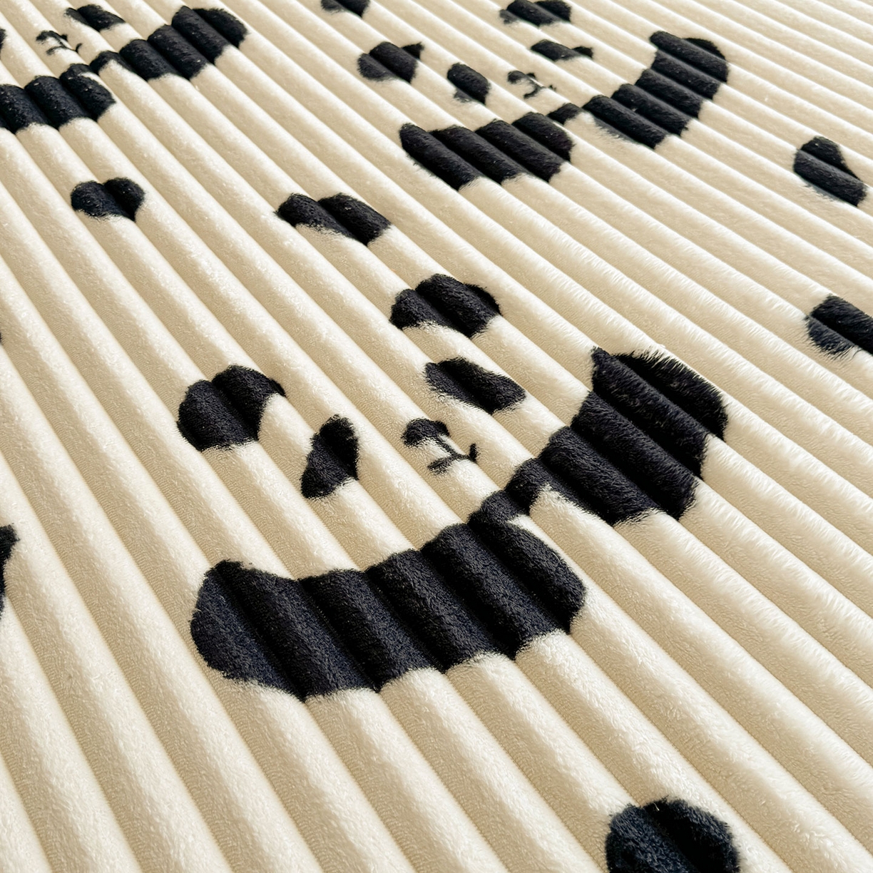 91家纺网 家纺一手货源 找家纺 眠势力 2025新款兔兔绒抽条印花床笠款四件套冬季兔绒加绒保暖四件套 大熊猫