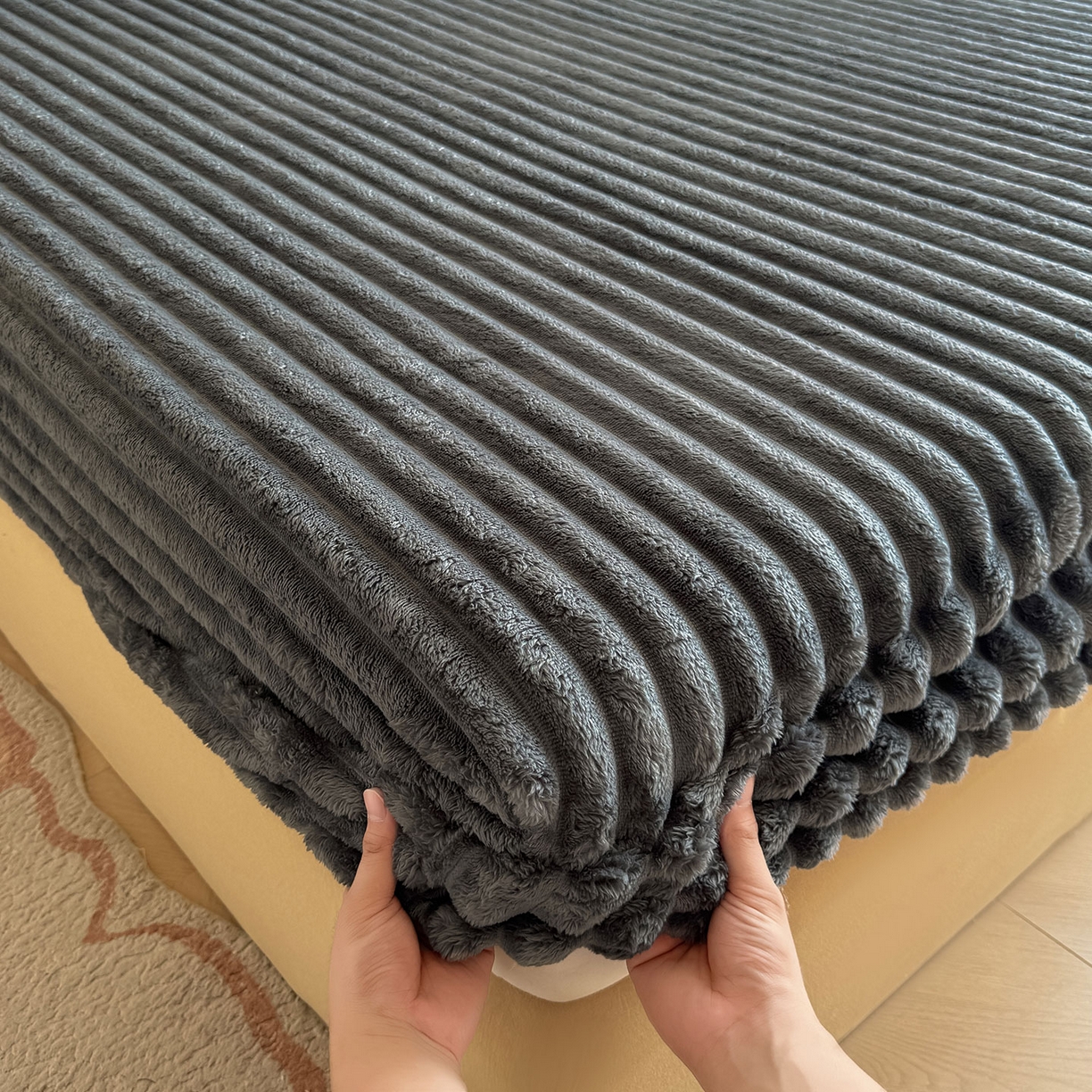 91家纺网 家纺一手货源 找家纺 眠势力 2025新款兔兔绒抽条印花床笠款四件套冬季兔绒加绒保暖四件套 高级灰