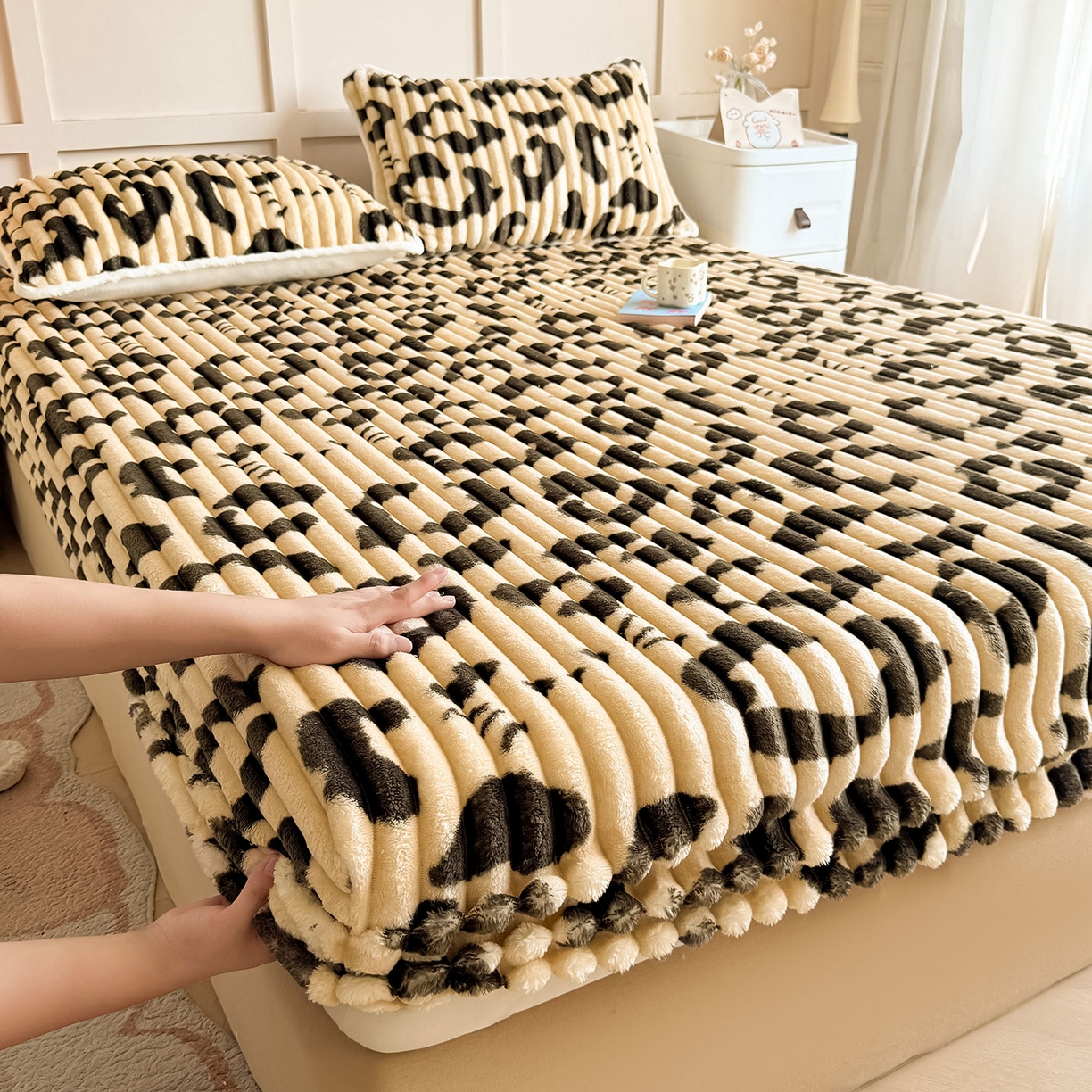 91家纺网 家纺一手货源 找家纺 眠势力 2025新款兔兔绒抽条印花床笠款四件套冬季兔绒加绒保暖四件套 豹纹KT