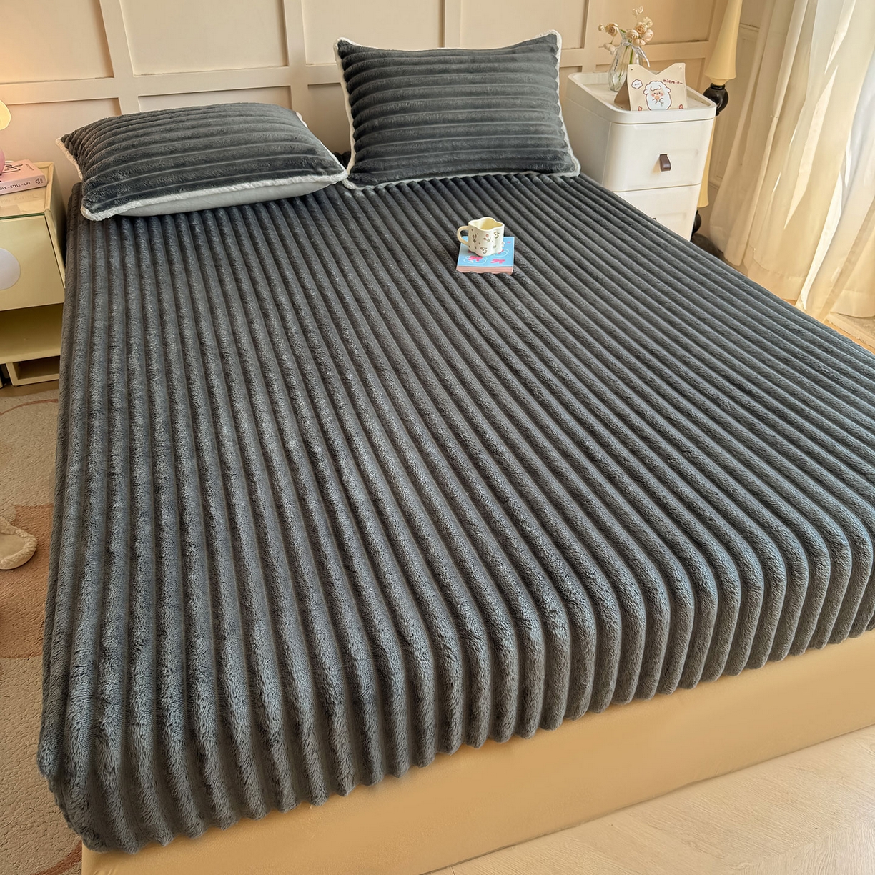 91家纺网 家纺一手货源 找家纺 眠势力 2025新款兔兔绒抽条印花床笠款四件套冬季兔绒加绒保暖四件套 高级灰