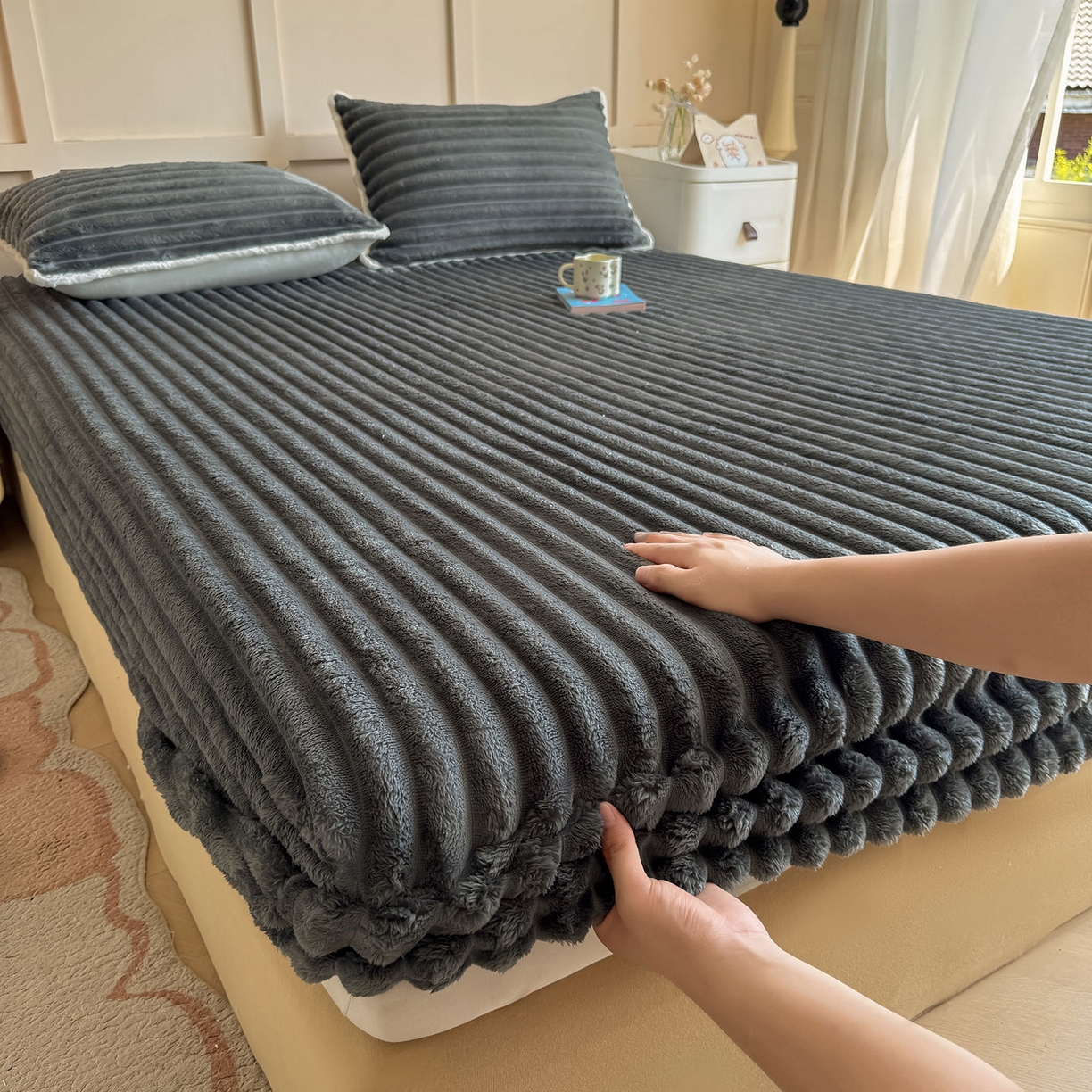 91家纺网 家纺一手货源 找家纺 眠势力 2025新款兔兔绒抽条印花床笠款四件套冬季兔绒加绒保暖四件套 高级灰