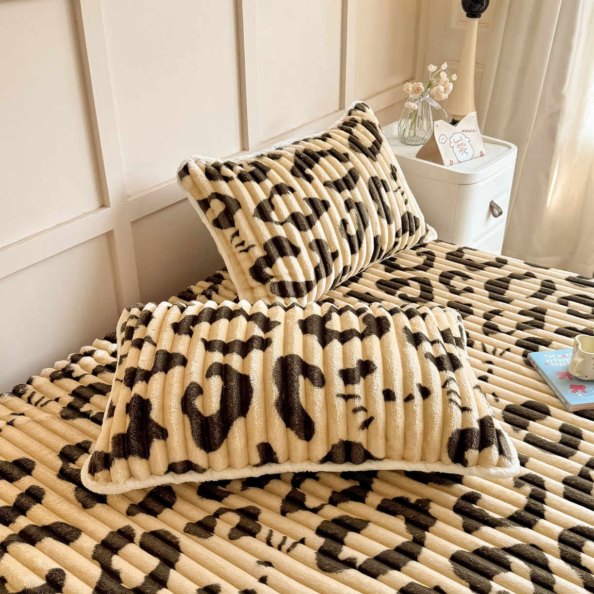 91家纺网 家纺一手货源 找家纺 眠势力 2025新款兔兔绒抽条印花床笠款四件套冬季兔绒加绒保暖四件套 豹纹KT