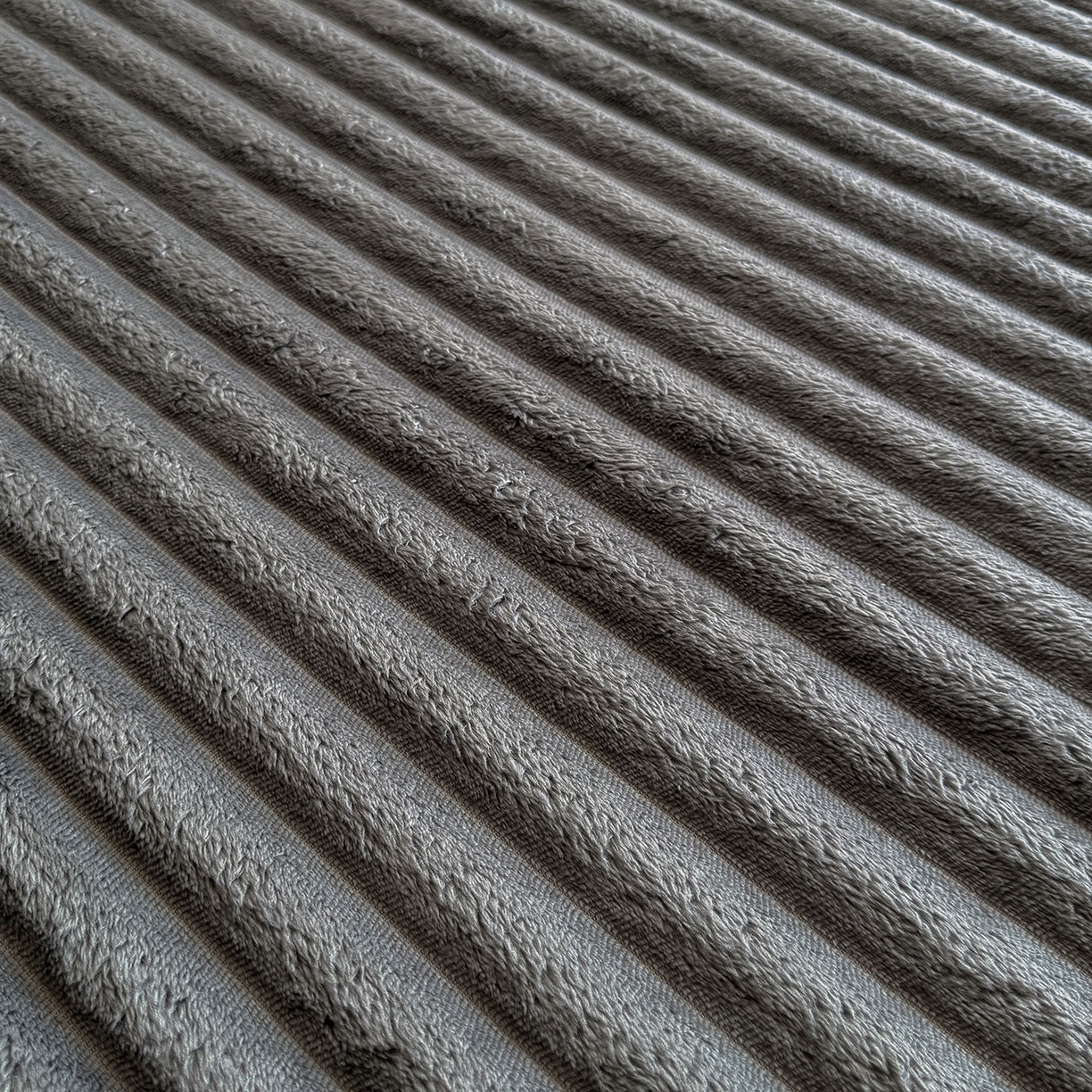 91家纺网 家纺一手货源 找家纺 眠势力 2025新款兔兔绒抽条印花床笠款四件套冬季兔绒加绒保暖四件套 高级灰