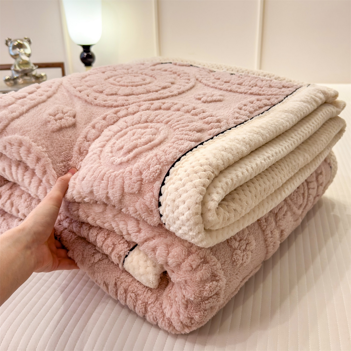 91家纺网 家纺一手货源 找家纺 （总）莱家富 2025新款新款A类塔芙绒雕花双面毛毯毯子-花朵