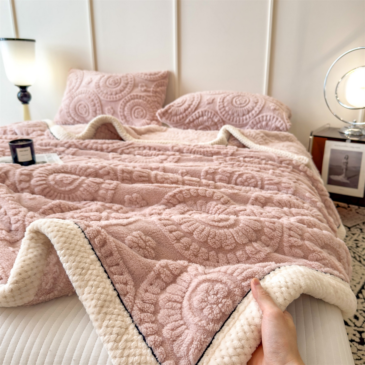 91家纺网 家纺一手货源 找家纺 （总）莱家富 2025新款新款A类塔芙绒雕花双面毛毯毯子-花朵