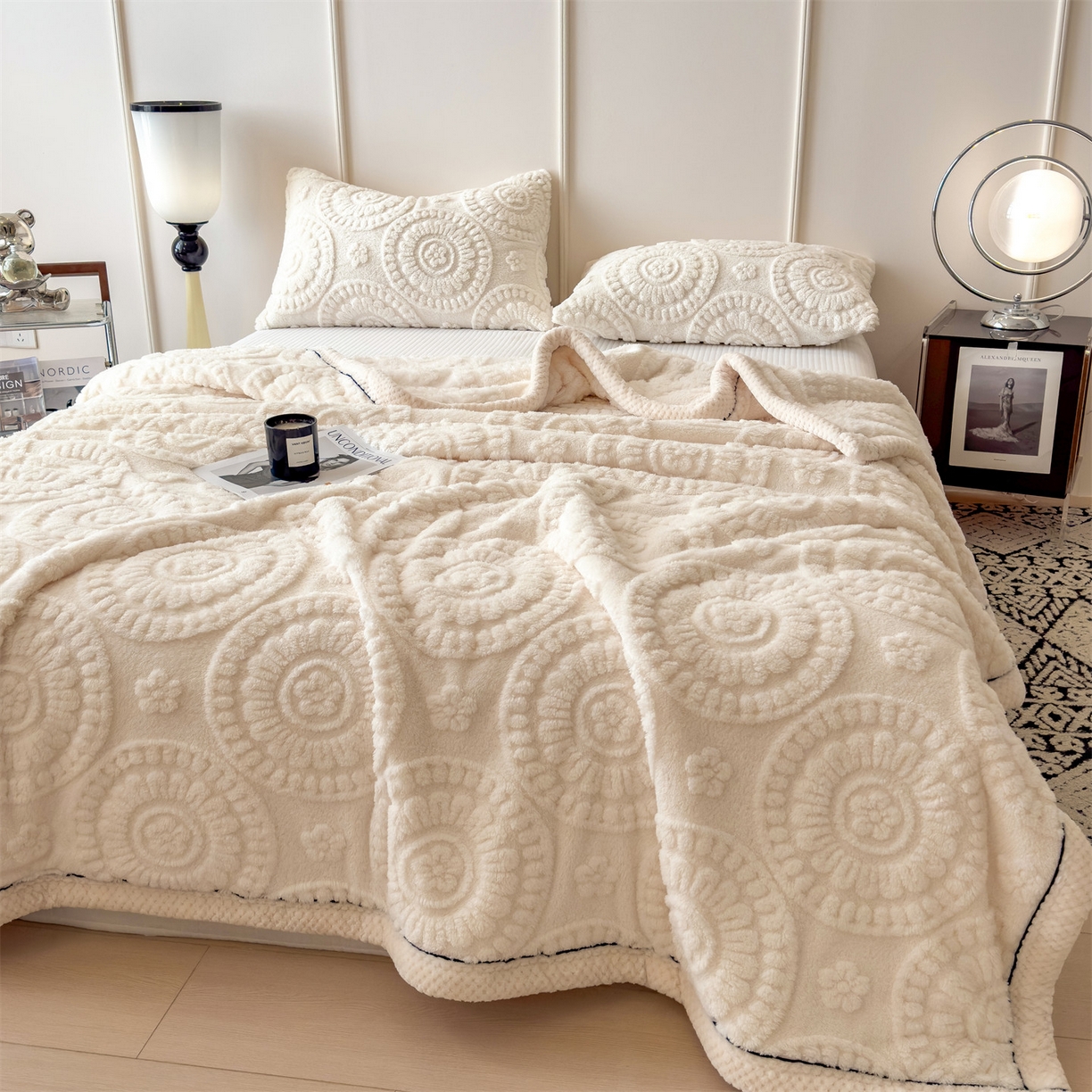 91家纺网 家纺一手货源 找家纺 莱家富 2026新款新款A类塔芙绒雕花双面毛毯毯子-花朵（可提供跨境压缩） 花朵-奶白