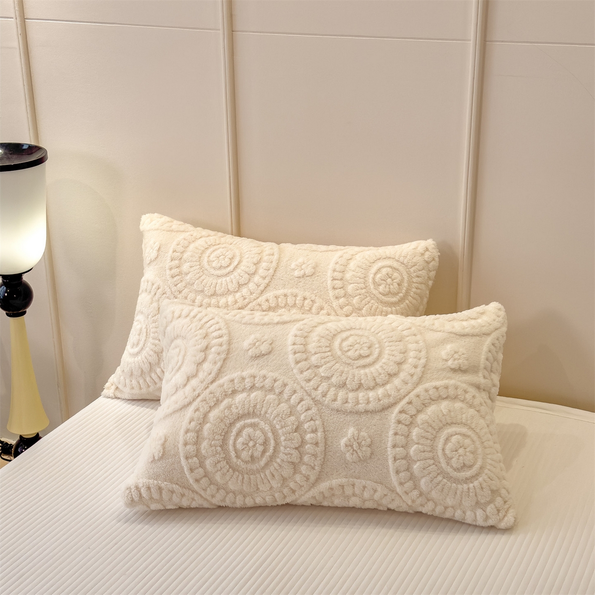 91家纺网 家纺一手货源 找家纺 莱家富 2026新款新款A类塔芙绒雕花双面毛毯毯子-花朵（可提供跨境压缩） 花朵-奶白