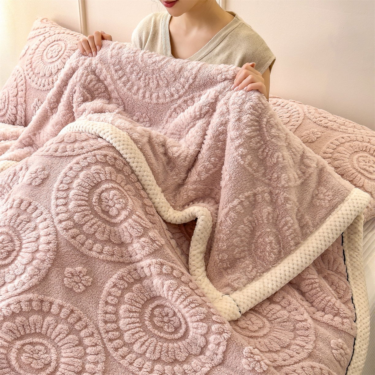 91家纺网 家纺一手货源 找家纺 （总）莱家富 2025新款新款A类塔芙绒雕花双面毛毯毯子-花朵