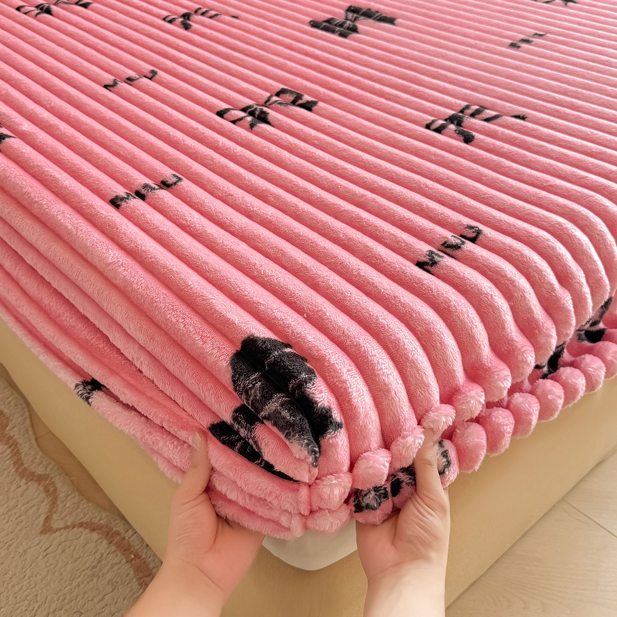 91家纺网 家纺一手货源 找家纺 眠势力 2025新款兔兔绒抽条印花床笠款四件套冬季兔绒加绒保暖四件套 粉色记忆