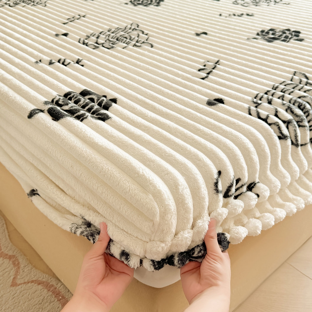 91家纺网 家纺一手货源 找家纺 眠势力 2025新款兔兔绒抽条印花床笠款四件套冬季兔绒加绒保暖四件套 幸运玫瑰