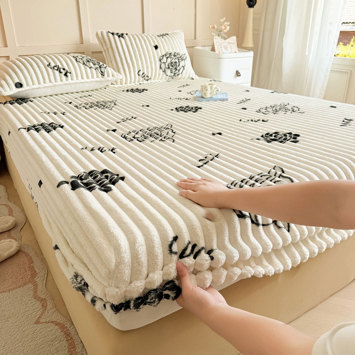 91家纺网 家纺一手货源 找家纺 眠势力 2025新款兔兔绒抽条印花床笠款四件套冬季兔绒加绒保暖四件套 幸运玫瑰