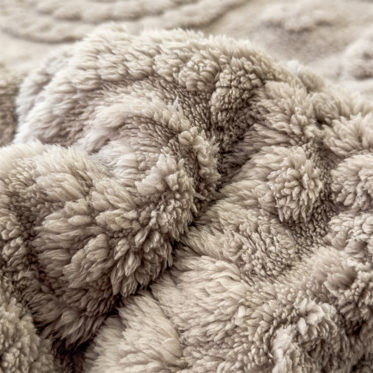 91家纺网 家纺一手货源 找家纺 莱家富 2026新款新款A类塔芙绒雕花双面毛毯毯子-花朵（可提供跨境压缩） 花朵-雾灰