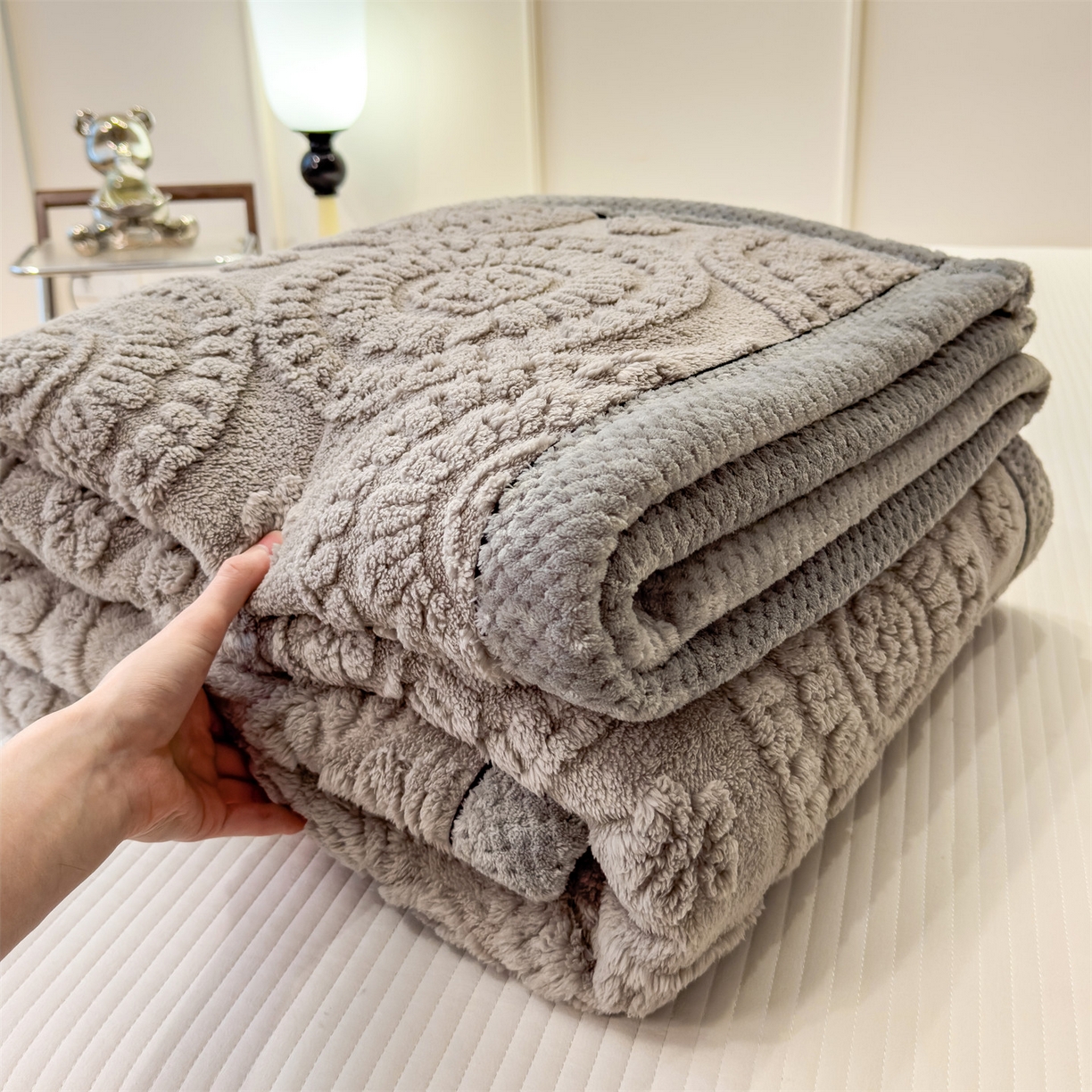 91家纺网 家纺一手货源 找家纺 莱家富 2026新款新款A类塔芙绒雕花双面毛毯毯子-花朵（可提供跨境压缩） 花朵-雾灰