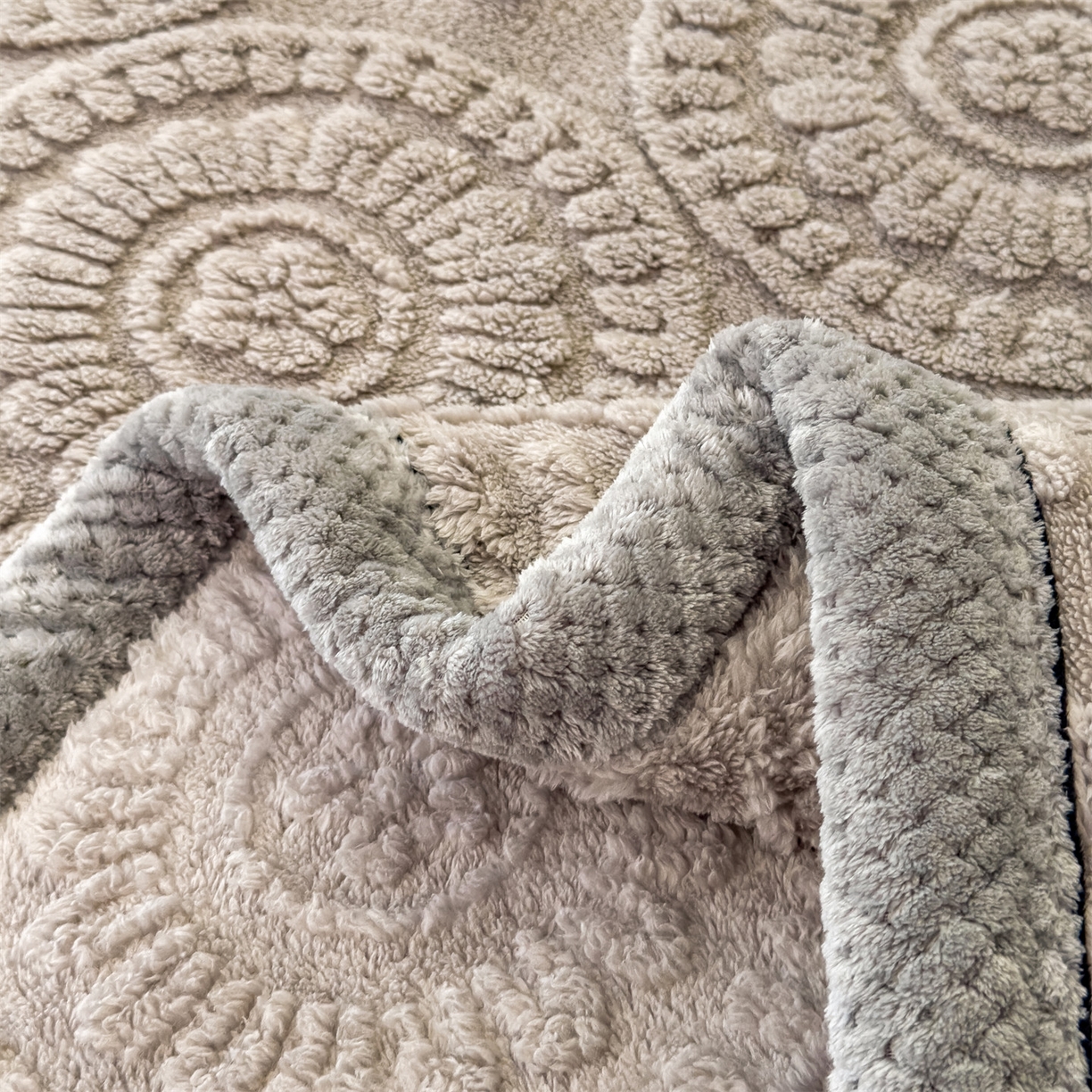 91家纺网 家纺一手货源 找家纺 莱家富 2026新款新款A类塔芙绒雕花双面毛毯毯子-花朵（可提供跨境压缩） 花朵-雾灰