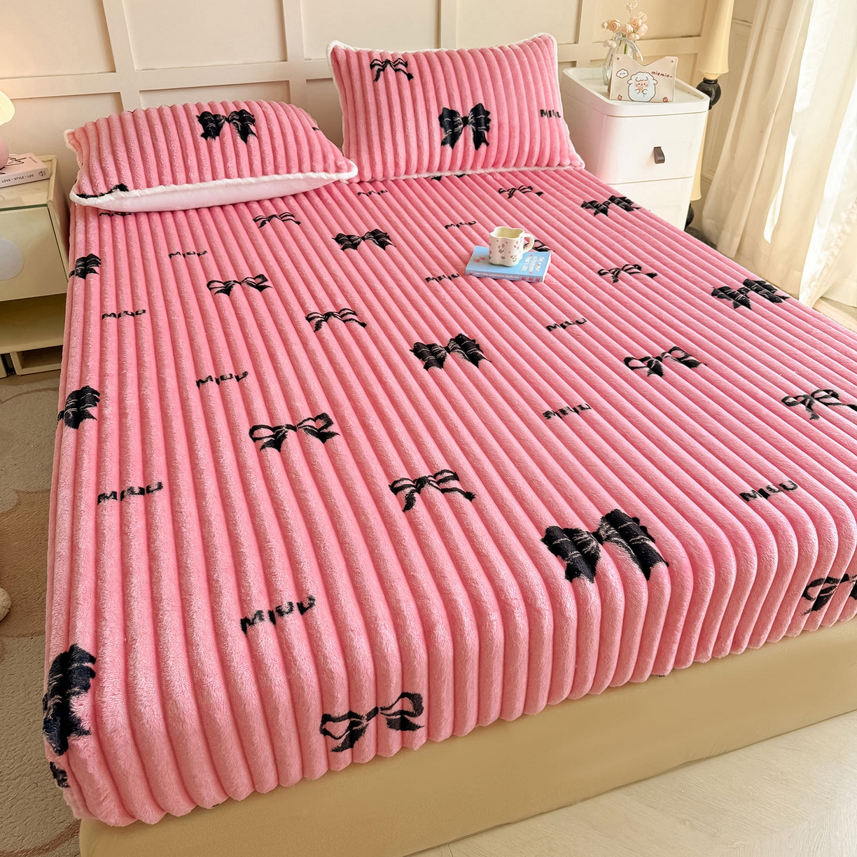 91家纺网 家纺一手货源 找家纺 眠势力 2025新款兔兔绒抽条印花床笠款四件套冬季兔绒加绒保暖四件套 粉色记忆