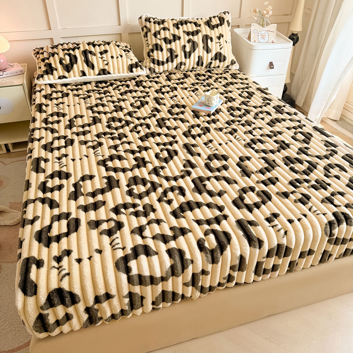 91家纺网 家纺一手货源 找家纺 眠势力 2025新款兔兔绒抽条印花床笠款四件套冬季兔绒加绒保暖四件套 豹纹KT