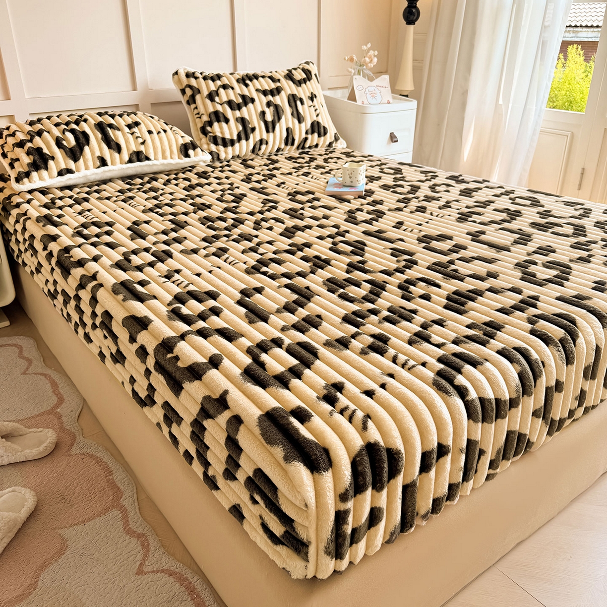 91家纺网 家纺一手货源 找家纺 眠势力 2025新款兔兔绒抽条印花床笠款四件套冬季兔绒加绒保暖四件套 豹纹KT