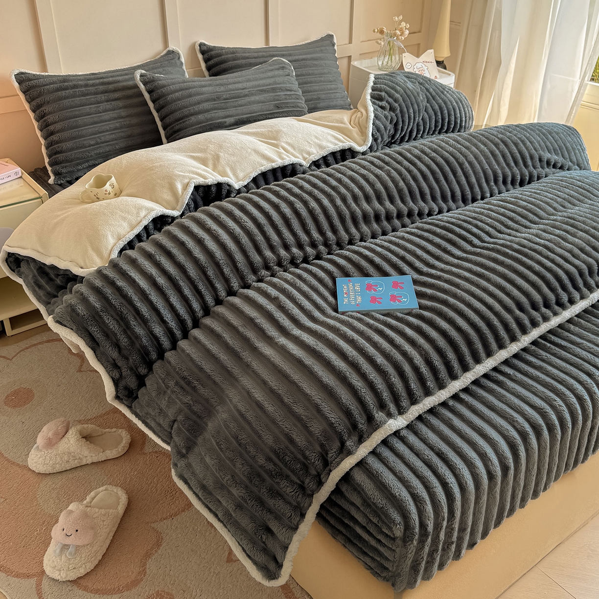 91家纺网 家纺一手货源 找家纺 （总）眠势力 2025新款兔兔绒抽条印花床笠款四件套冬季兔绒加绒保暖四件套