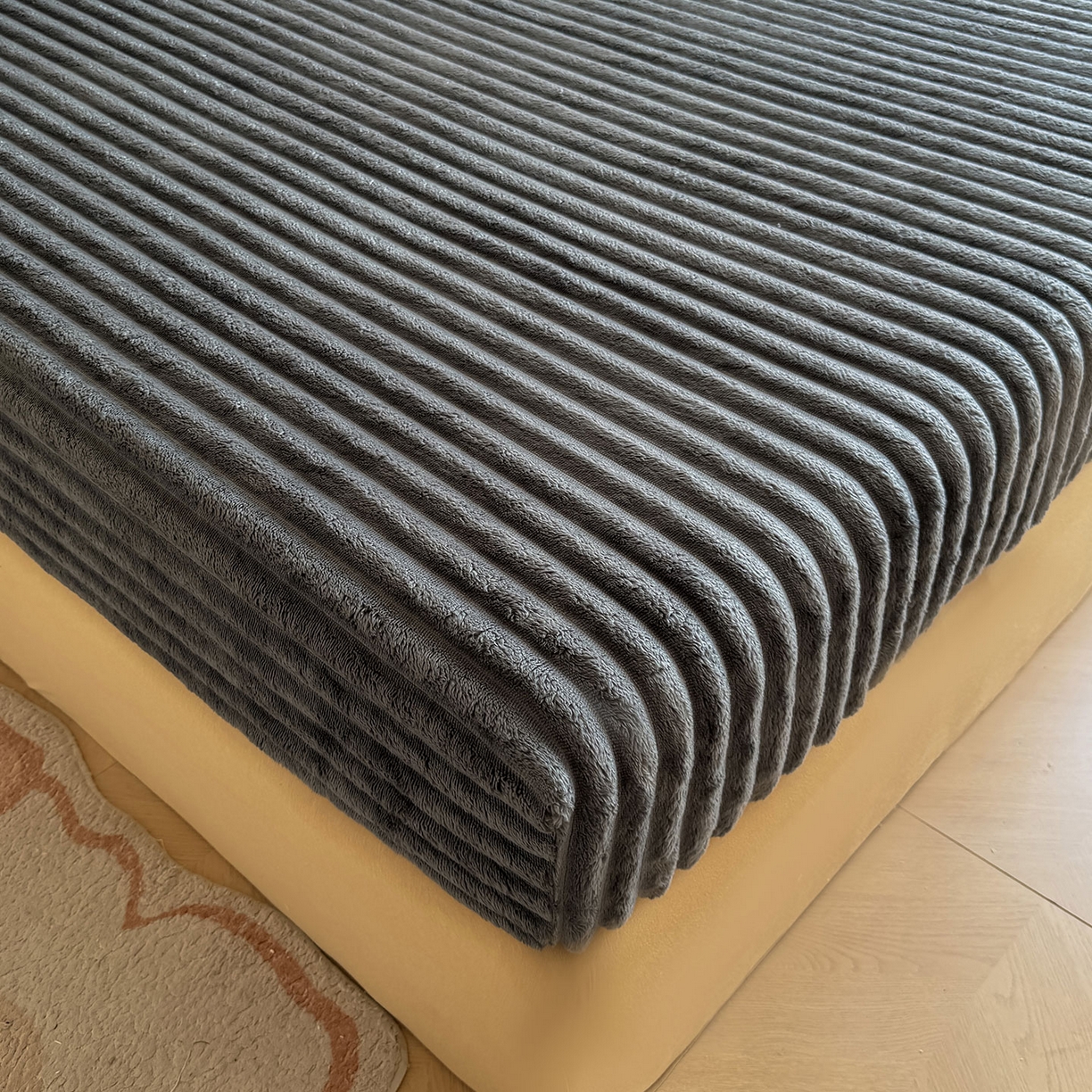 91家纺网 家纺一手货源 找家纺 眠势力 2025新款兔兔绒抽条印花床笠款四件套冬季兔绒加绒保暖四件套 高级灰