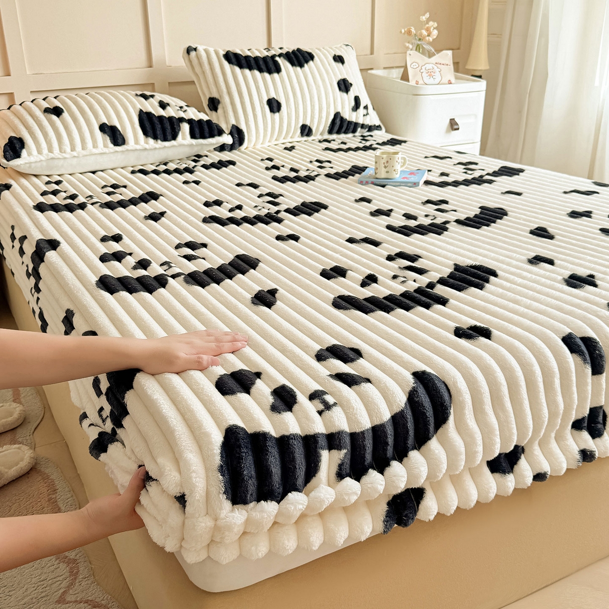 91家纺网 家纺一手货源 找家纺 眠势力 2025新款兔兔绒抽条印花床笠款四件套冬季兔绒加绒保暖四件套 大熊猫