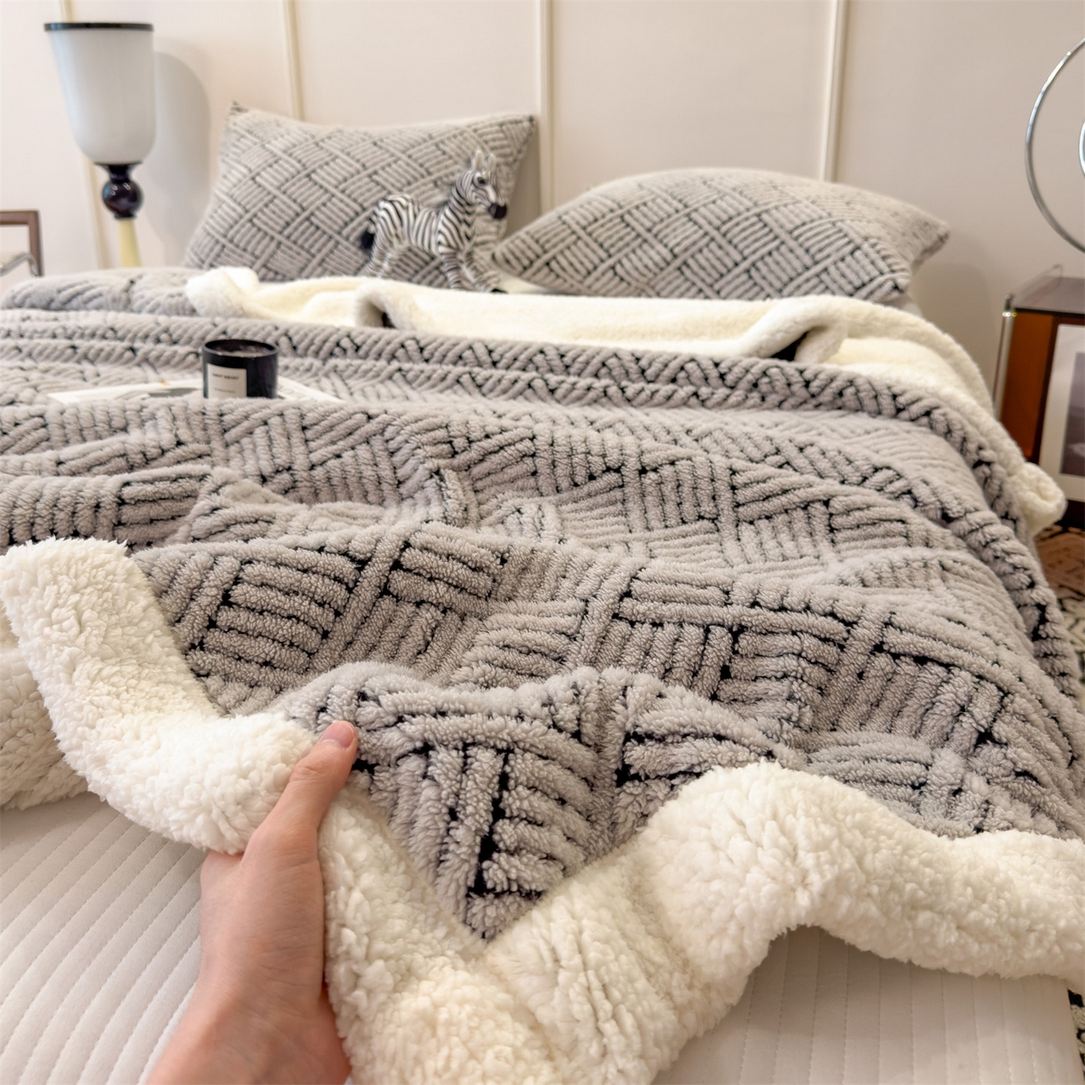 91家纺网 家纺一手货源 找家纺 （总）莱家富 2025新款A类双层舒棉雕花绒羊羔绒暖绒毛毯毯子-梦境