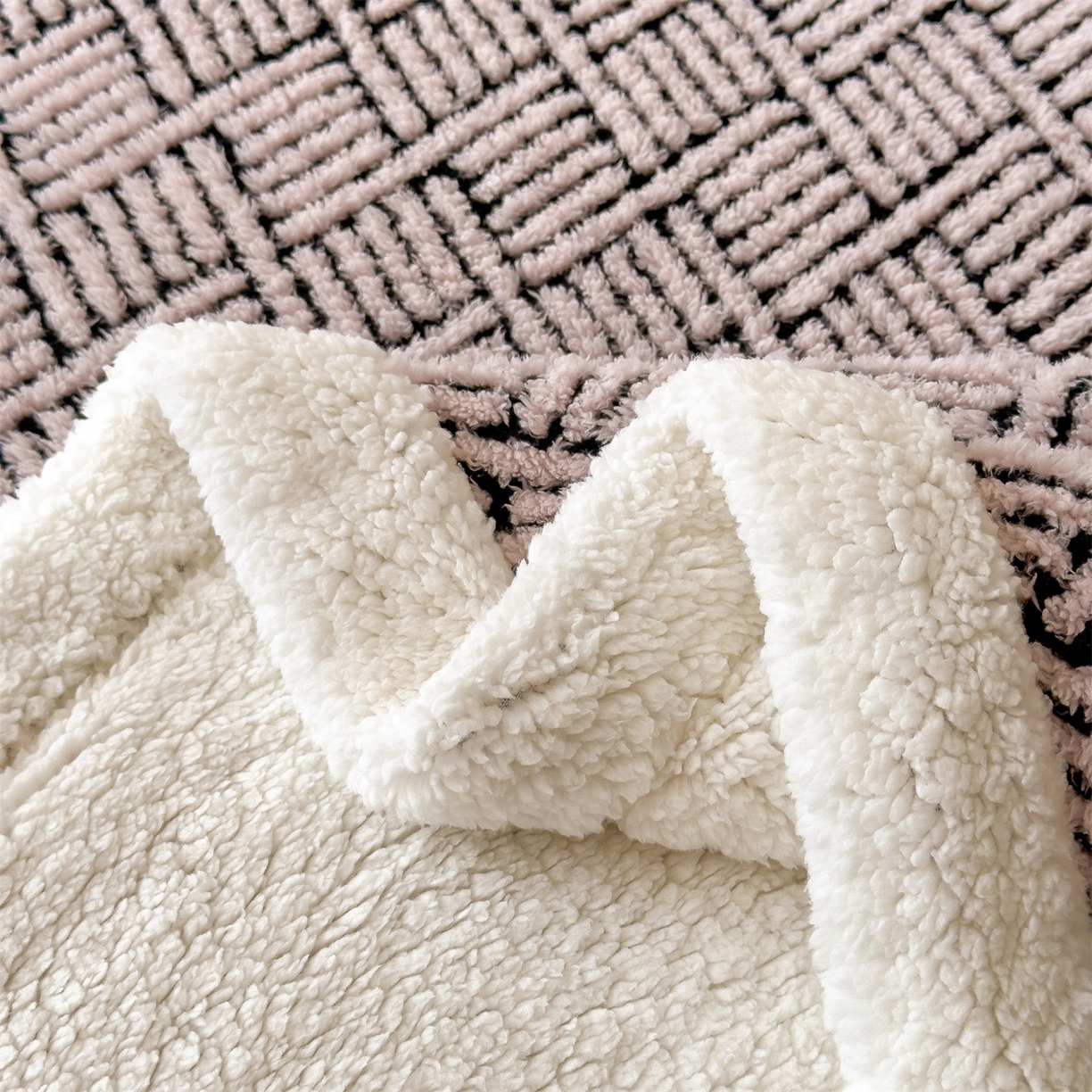 91家纺网 家纺一手货源 找家纺 莱家富 2026新款A类双层舒棉雕花绒羊羔绒暖绒毛毯毯子-梦境（可供跨境外贸抽空压缩爆款首选） 梦境-粉玉