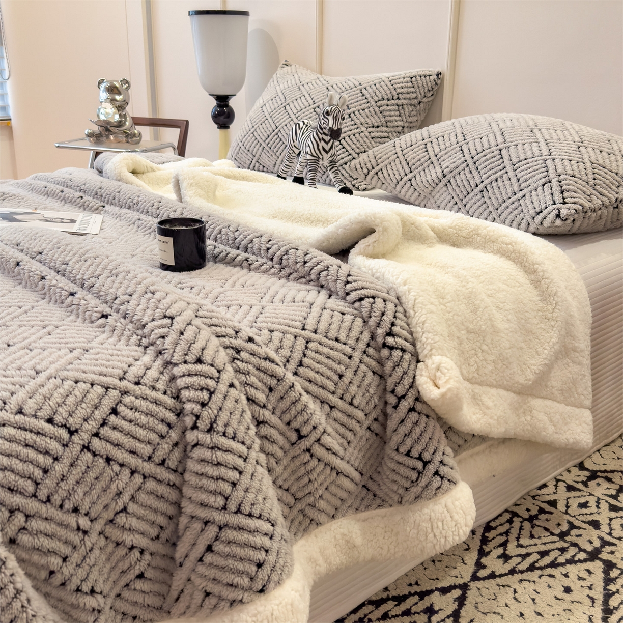 91家纺网 家纺一手货源 找家纺 莱家富 2026新款A类双层舒棉雕花绒羊羔绒暖绒毛毯毯子-梦境（可供跨境外贸抽空压缩爆款首选） 梦境-雾灰