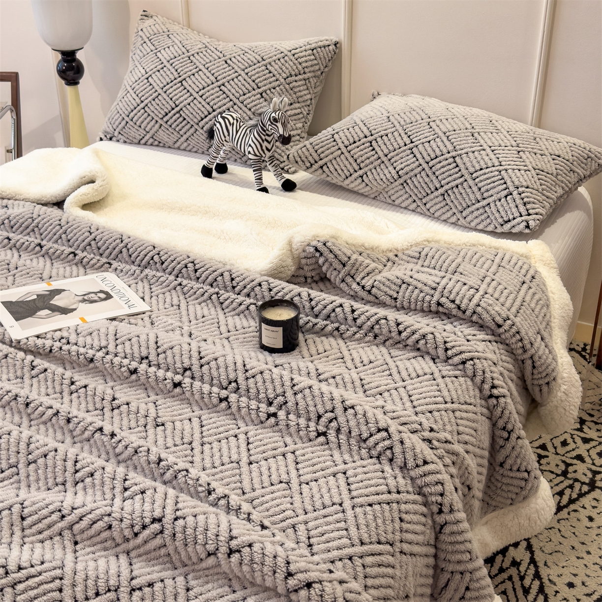 91家纺网 家纺一手货源 找家纺 莱家富 2026新款A类双层舒棉雕花绒羊羔绒暖绒毛毯毯子-梦境（可供跨境外贸抽空压缩爆款首选） 梦境-雾灰