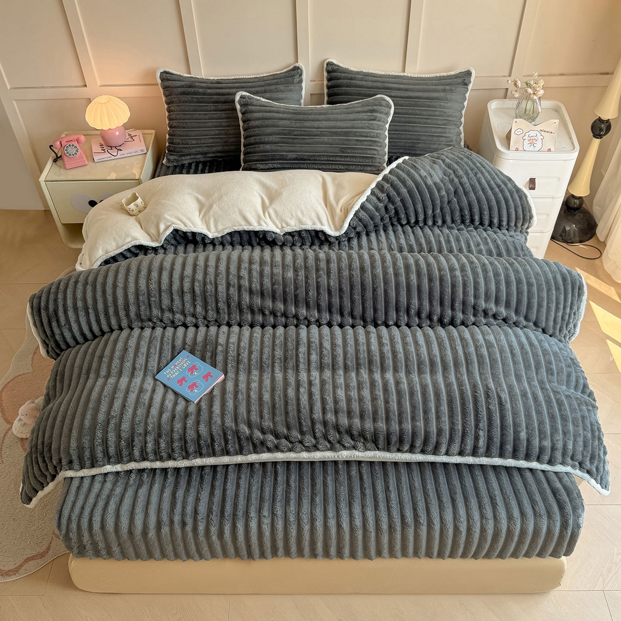 91家纺网 家纺一手货源 找家纺 眠势力 2025新款兔兔绒抽条印花床笠款四件套冬季兔绒加绒保暖四件套 高级灰