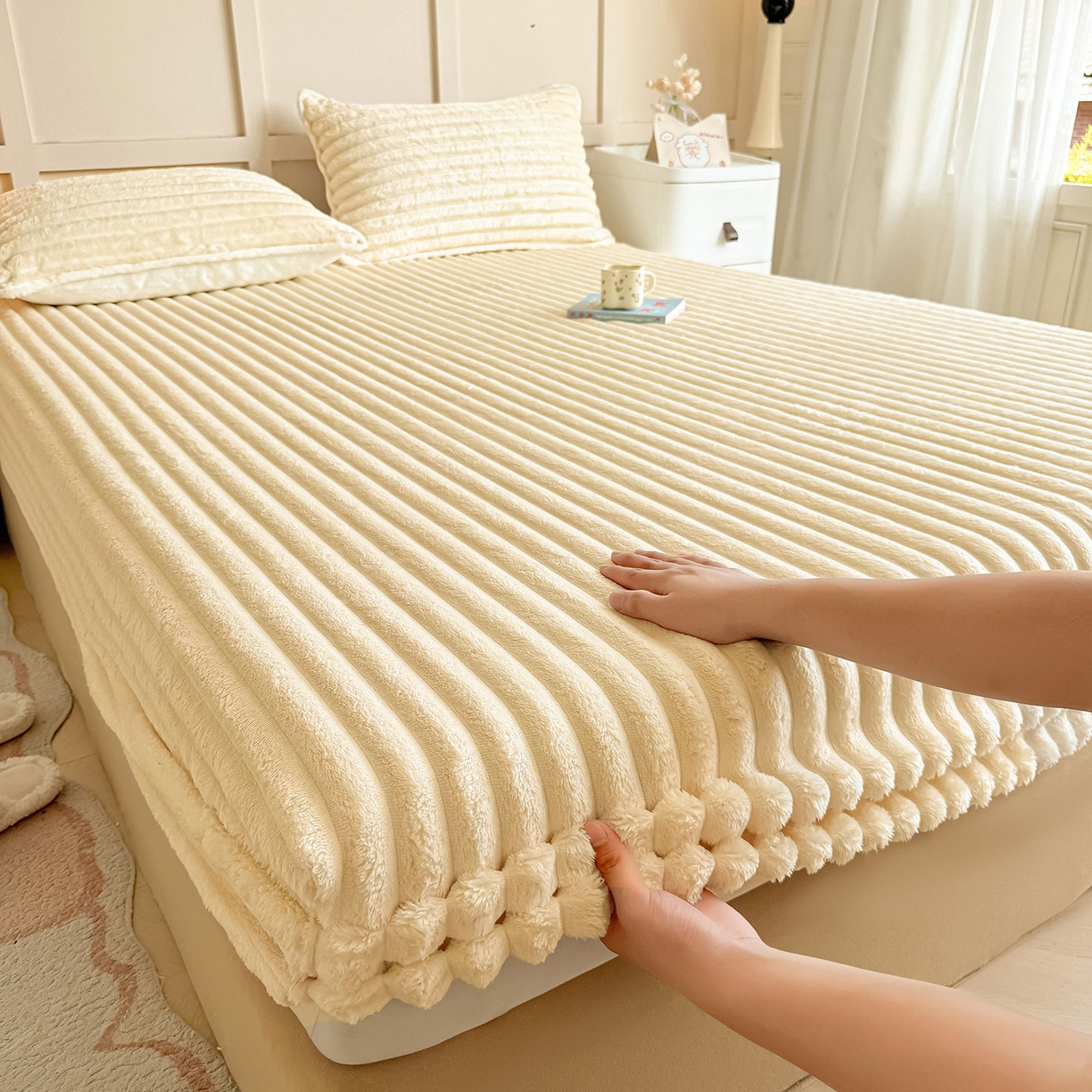 91家纺网 家纺一手货源 找家纺 眠势力 2025新款兔兔绒抽条印花床笠款四件套冬季兔绒加绒保暖四件套 温柔米