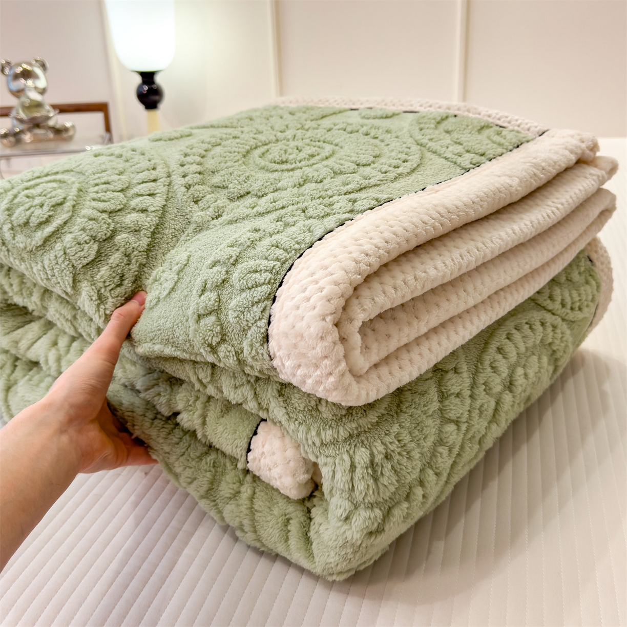 91家纺网 家纺一手货源 找家纺 莱家富 2026新款新款A类塔芙绒雕花双面毛毯毯子-花朵（可提供跨境压缩） 花朵-桑绿