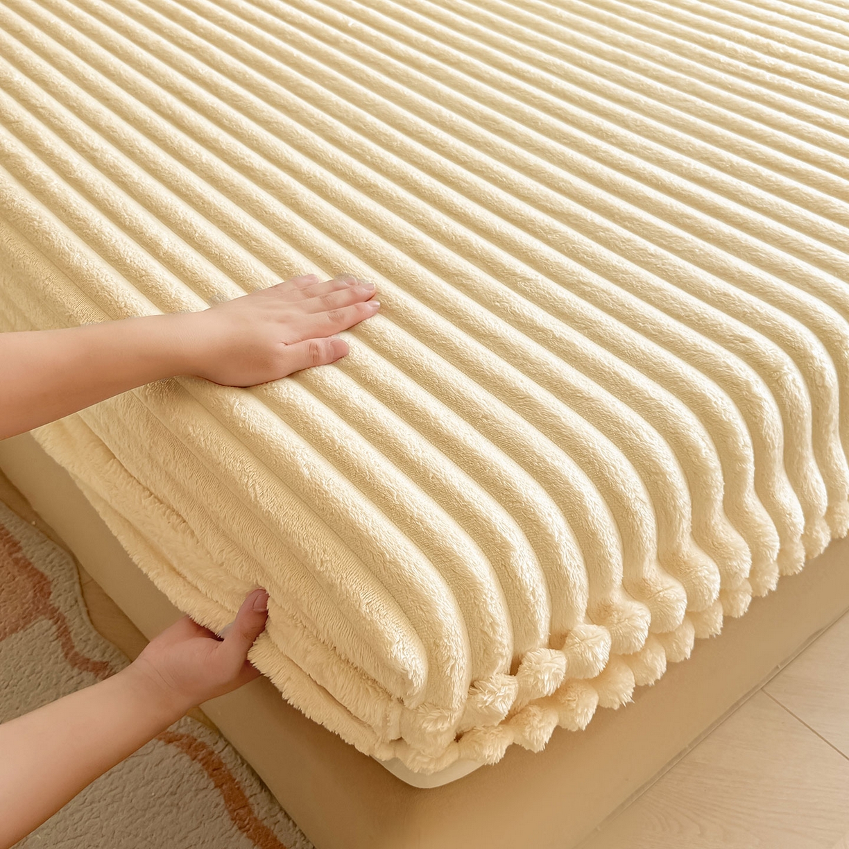 91家纺网 家纺一手货源 找家纺 眠势力 2025新款兔兔绒抽条印花床笠款四件套冬季兔绒加绒保暖四件套 温柔米