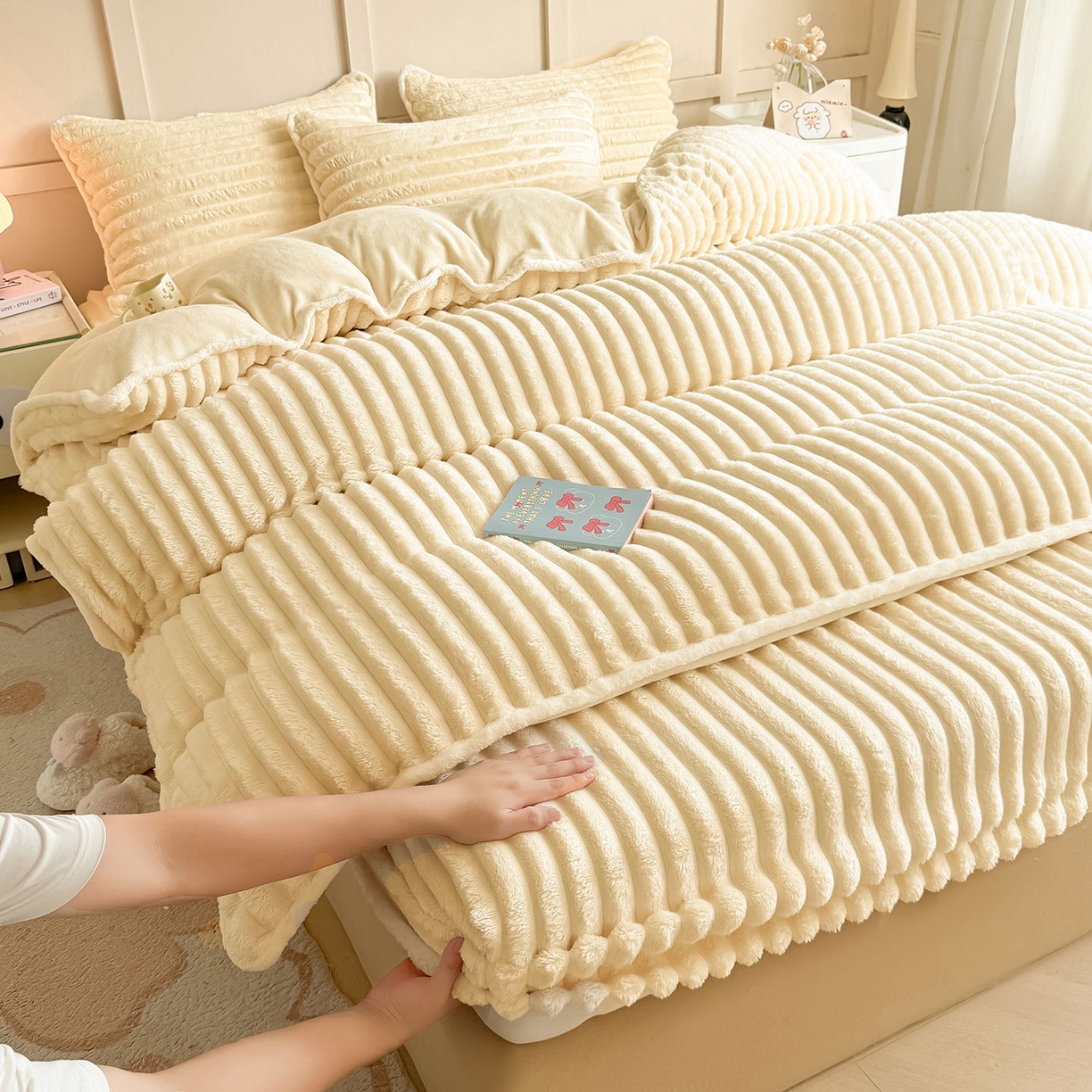 91家纺网 家纺一手货源 找家纺 眠势力 2025新款兔兔绒抽条印花床笠款四件套冬季兔绒加绒保暖四件套 温柔米