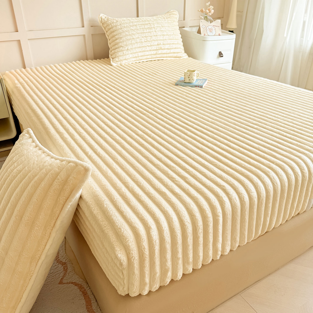 91家纺网 家纺一手货源 找家纺 眠势力 2025新款兔兔绒抽条印花床笠款四件套冬季兔绒加绒保暖四件套 温柔米