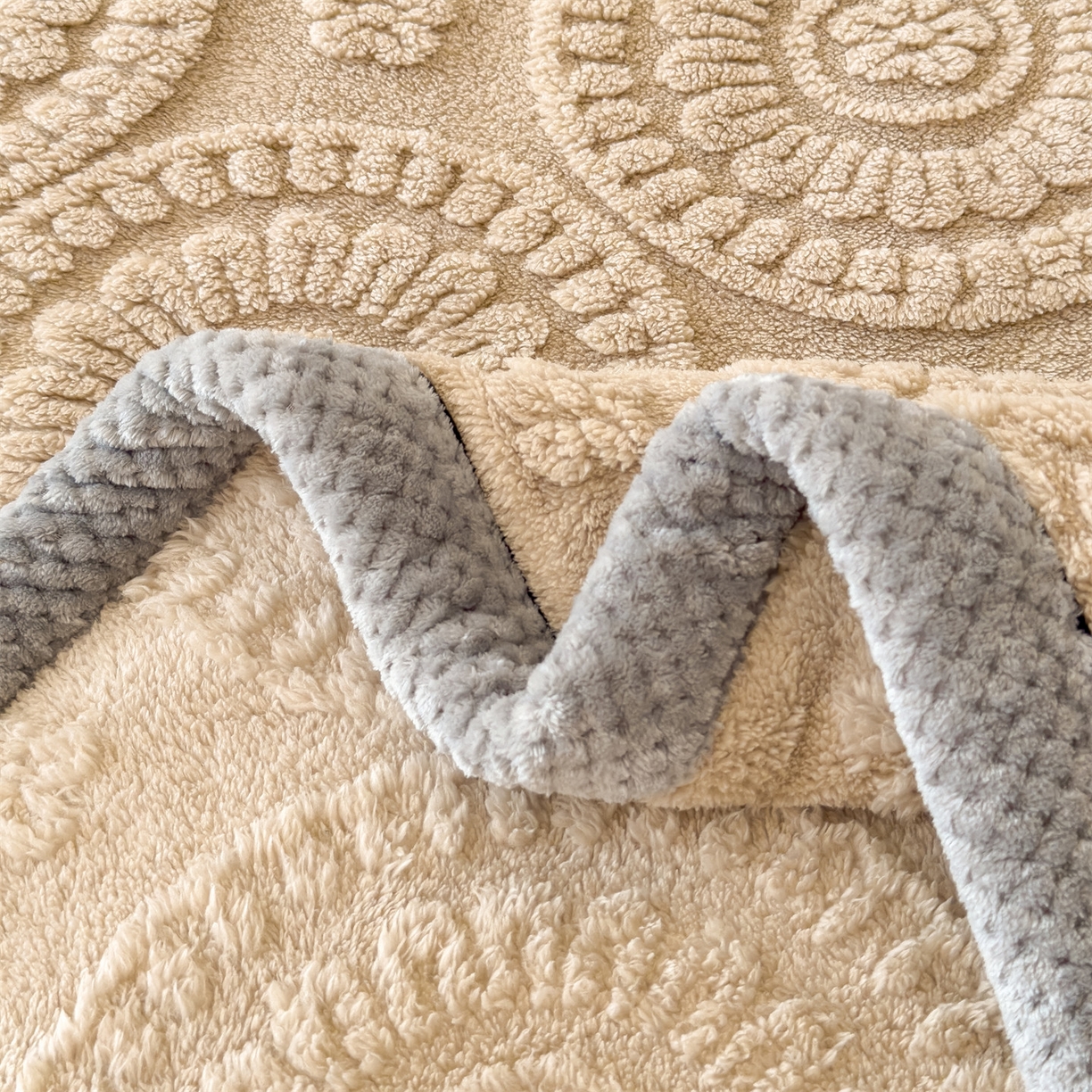 91家纺网 家纺一手货源 找家纺 莱家富 2026新款新款A类塔芙绒雕花双面毛毯毯子-花朵（可提供跨境压缩） 花朵-米驼