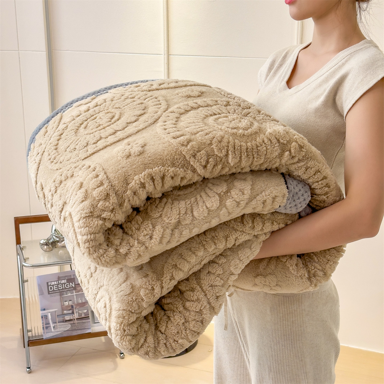 91家纺网 家纺一手货源 找家纺 莱家富 2026新款新款A类塔芙绒雕花双面毛毯毯子-花朵（可提供跨境压缩） 花朵-米驼