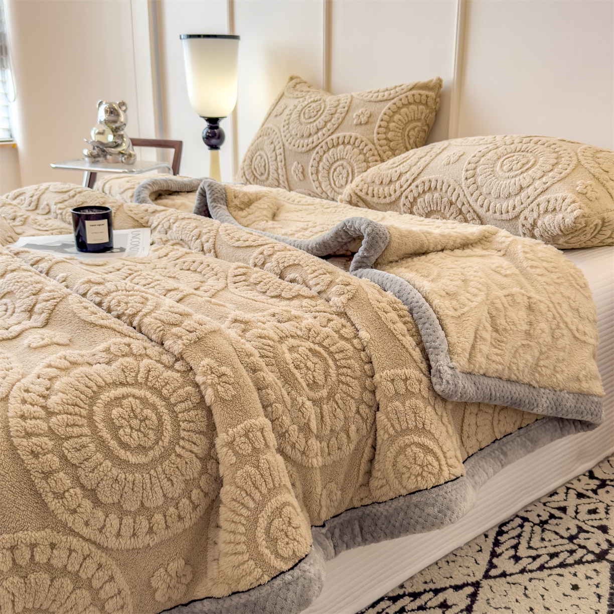 91家纺网 家纺一手货源 找家纺 莱家富 2026新款新款A类塔芙绒雕花双面毛毯毯子-花朵（可提供跨境压缩） 花朵-米驼