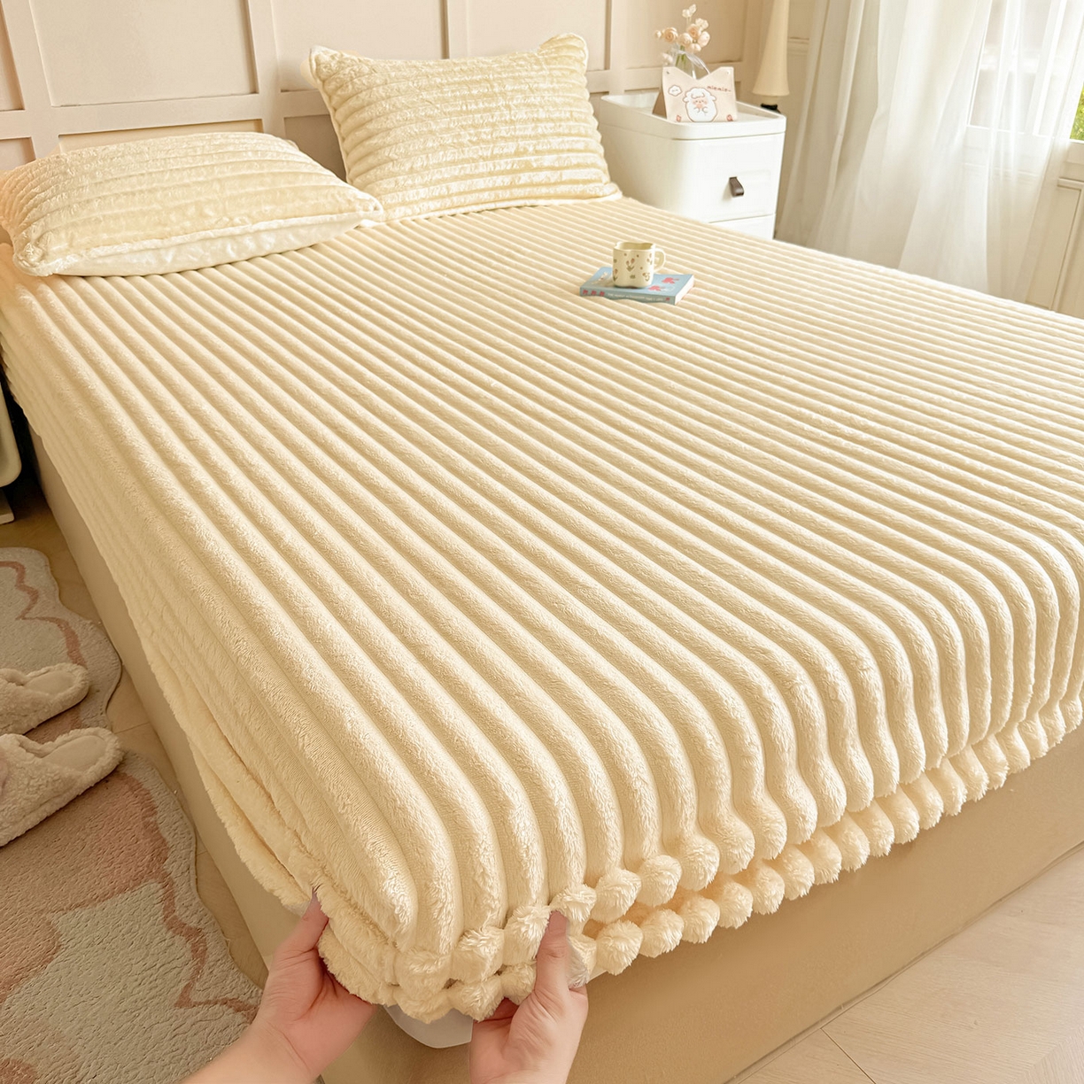 91家纺网 家纺一手货源 找家纺 眠势力 2025新款兔兔绒抽条印花床笠款四件套冬季兔绒加绒保暖四件套 温柔米