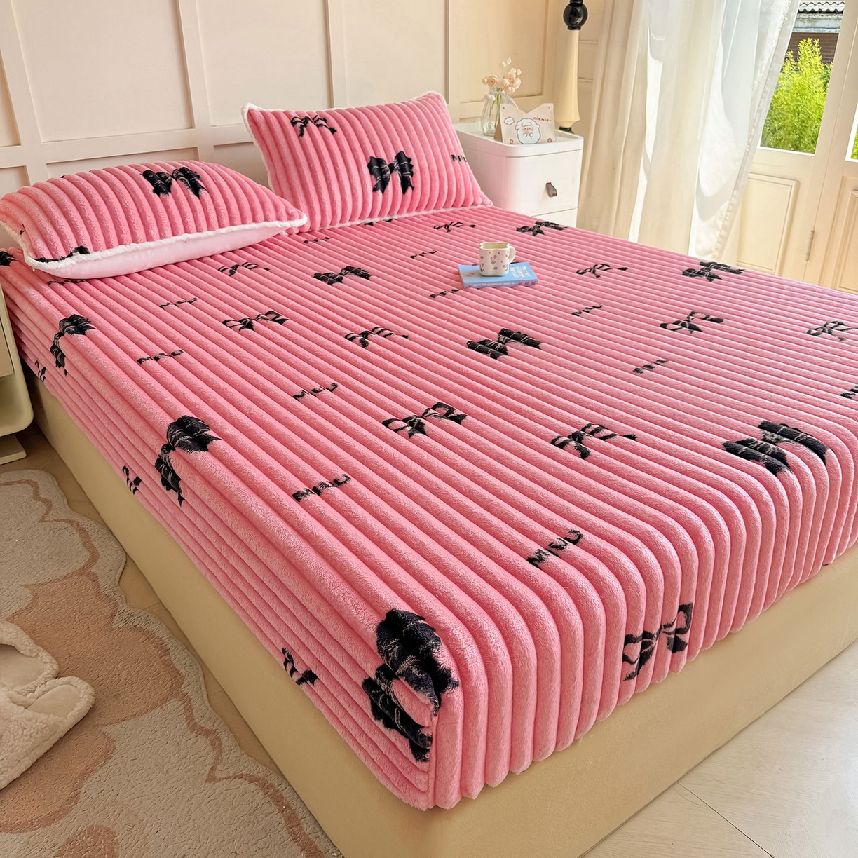 91家纺网 家纺一手货源 找家纺 眠势力 2025新款兔兔绒抽条印花床笠款四件套冬季兔绒加绒保暖四件套 粉色记忆