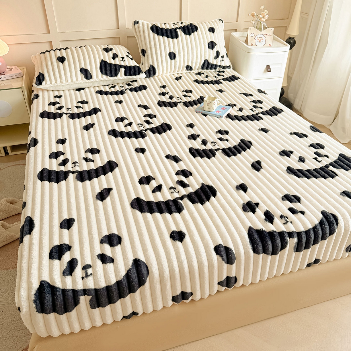 91家纺网 家纺一手货源 找家纺 眠势力 2025新款兔兔绒抽条印花床笠款四件套冬季兔绒加绒保暖四件套 大熊猫