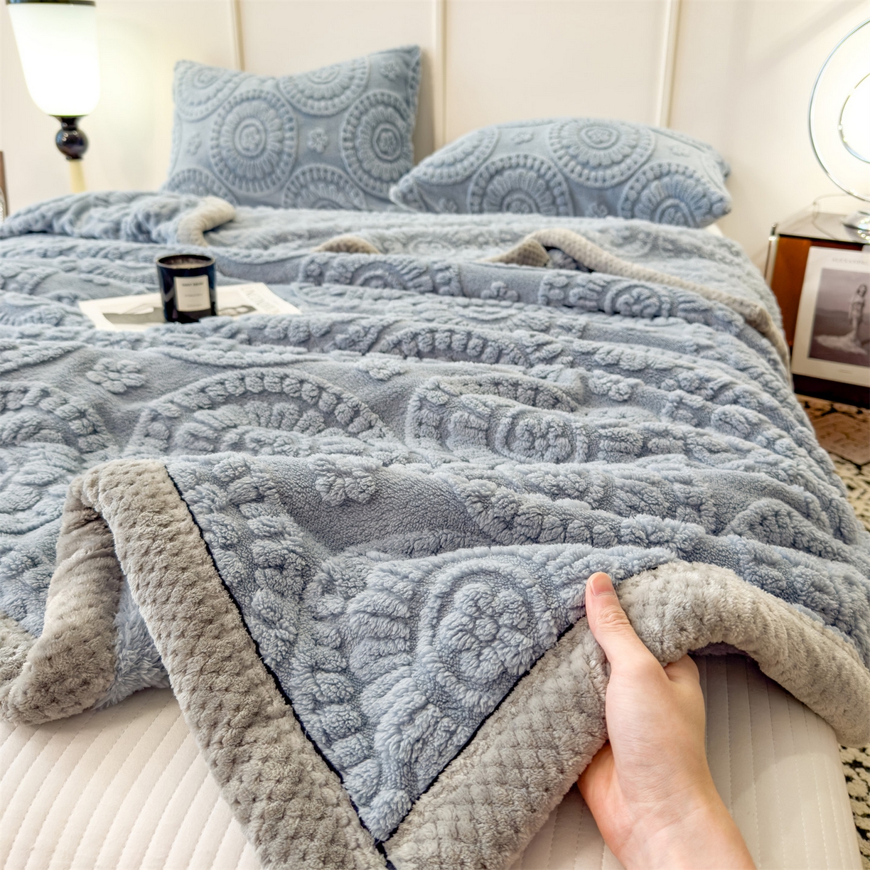 91家纺网 家纺一手货源 找家纺 莱家富 2026新款新款A类塔芙绒雕花双面毛毯毯子-花朵（可提供跨境压缩） 花朵-湖蓝