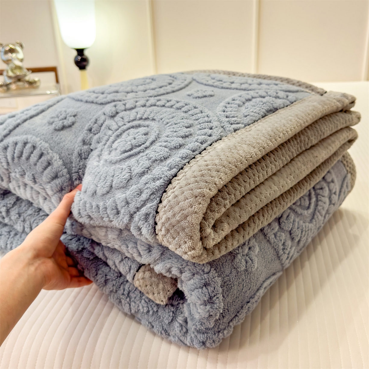 91家纺网 家纺一手货源 找家纺 莱家富 2026新款新款A类塔芙绒雕花双面毛毯毯子-花朵（可提供跨境压缩） 花朵-湖蓝