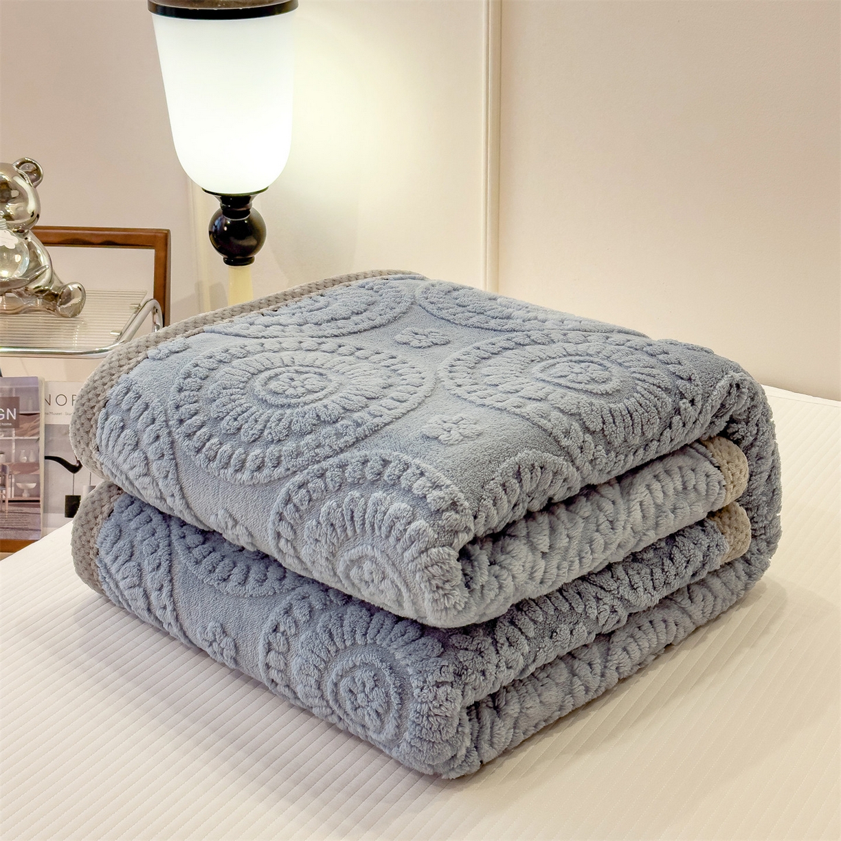 91家纺网 家纺一手货源 找家纺 莱家富 2026新款新款A类塔芙绒雕花双面毛毯毯子-花朵（可提供跨境压缩） 花朵-湖蓝