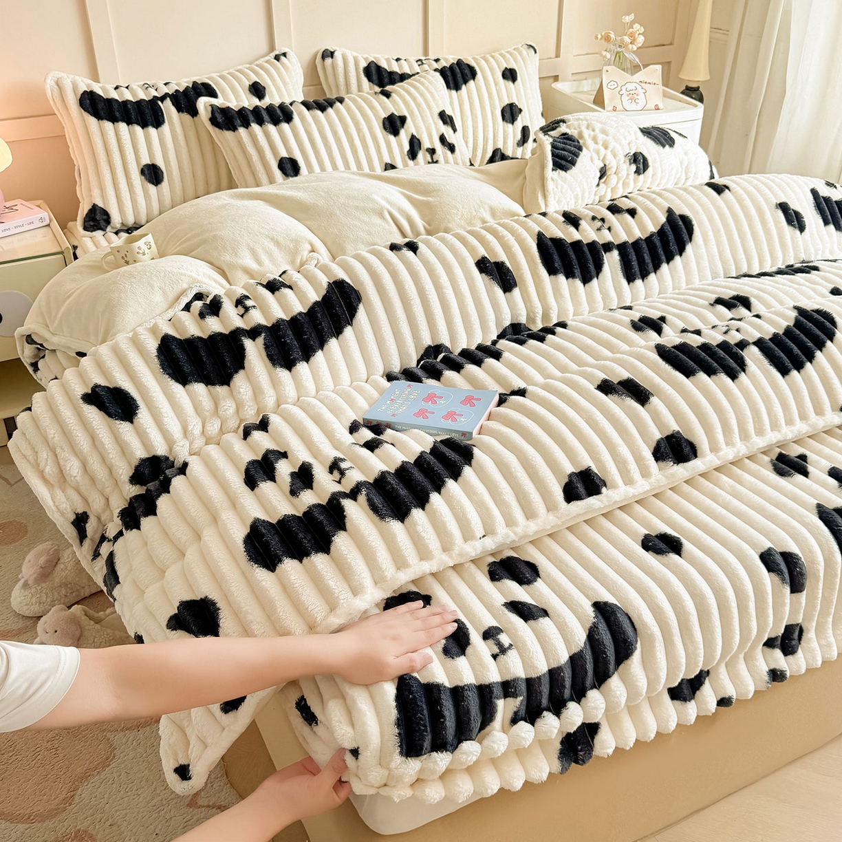 91家纺网 家纺一手货源 找家纺 眠势力 2025新款兔兔绒抽条印花床笠款四件套冬季兔绒加绒保暖四件套 大熊猫